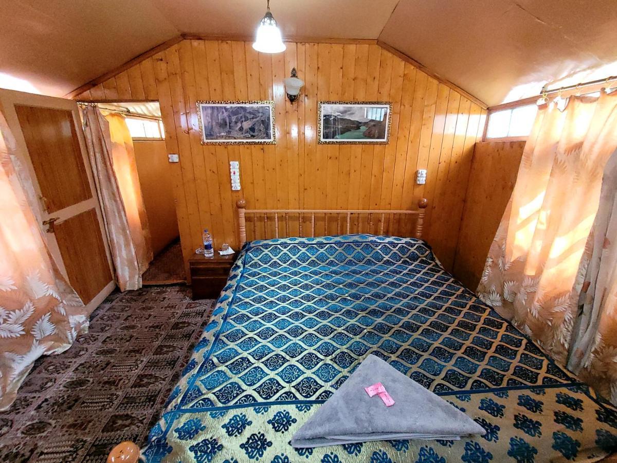 Tashkand Houseboat Srinagar  Exterior photo